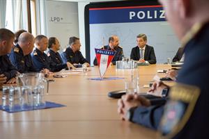 Innenminister Peschorn im Gespräch mit den Führungskräften der Landespolizeidirektion Salzburg.