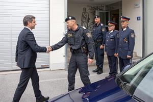 Der Innenminister beim Besuch der Polizeiinspektion Wals-Siezenheim, wo er vom Inspektionskommandant-Stellvertreter  Chefinspektor Manfred Ottenbacher empfangen wurde.