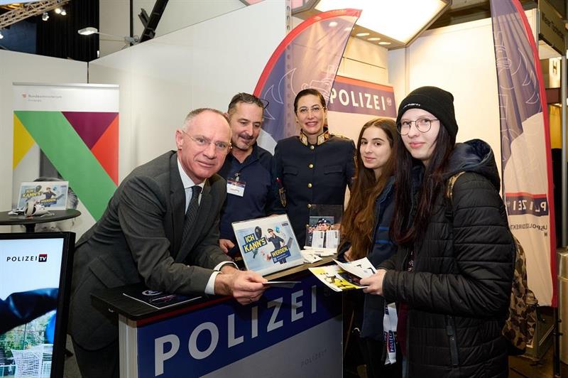Innenminister Karner besuchte am 7. März 2024 die Berufs- und Studienmesse "BeSt" in Wien.