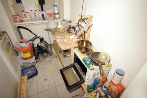 Von der Polizei ausgeforschte Amphetamin- und Sprengstoff-Küche in Wien.