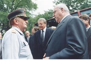 Oberst i.R. Stefan Biricz mit dem damaligen deutschen Bundeskanzler Helmut Kohl, im Hintergrund ist der damalige österreichische Bundeskanzler Franz Vranitzky zu sehen.