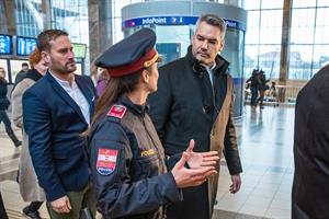 Eine Beamtin der Polizeiinspektion Westbahnhof erzählt von den Herausforderungen ihrer täglichen Arbeit.