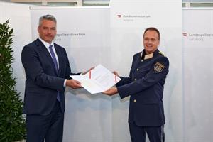 Innenminister Karl Nehammer und Landespolizeidirektor Bernhard Rausch bei der Überreichung des Ernennungsdekrets.