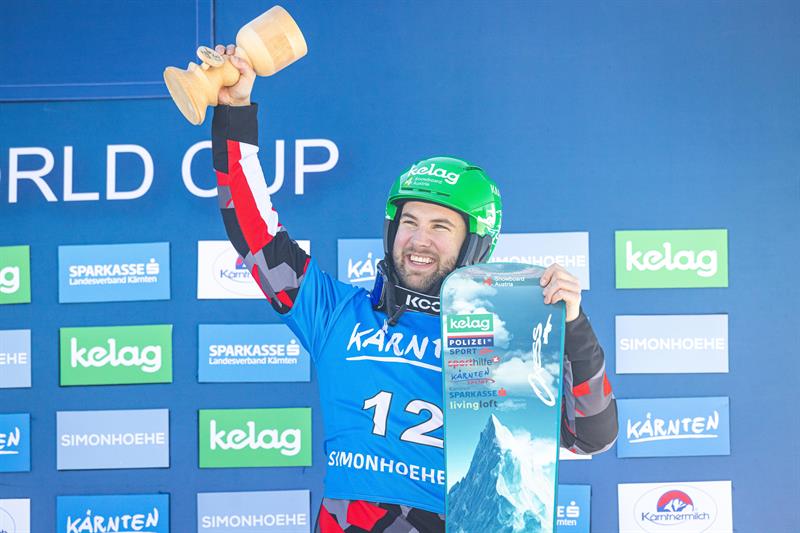 Snowboarder Fabian Obmann freut sich über seinen dritten Platz auf der Kärntner Simonhöhe.
