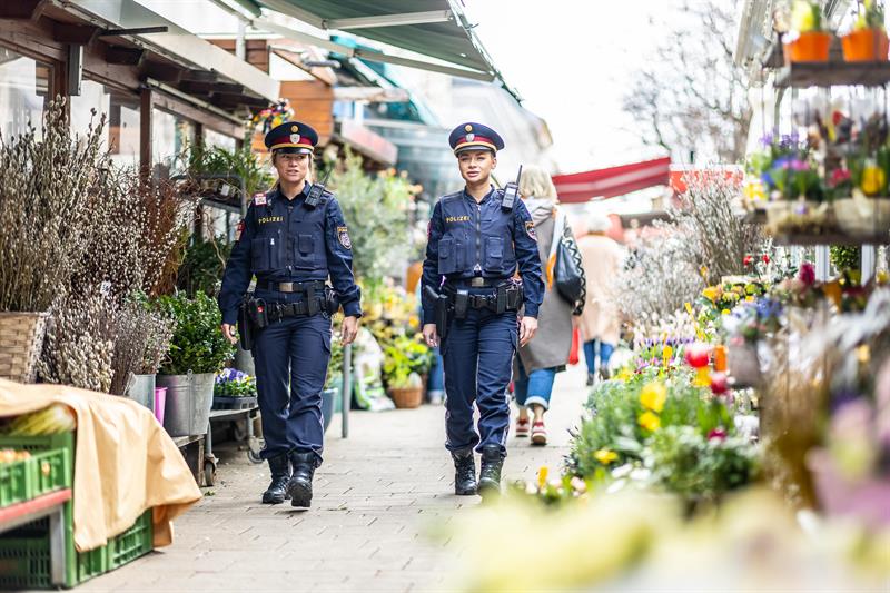 Polizistinnen und Polizisten sorgen für die Sicherheit der Besucherinnen und Besucher von Ostermärkten.