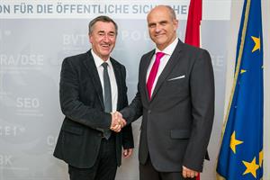 Generaldirektor Franz Lang mit dem slowakischen Polizeipräsidenten Milan Lucanský