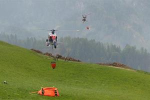 Die Flugpolizei unterstützte die Feuerwehren bei der Brandbekämpfung durch Lösch- und Erkundungsflüge.