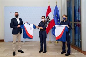 Am 5. Mai 2021 überreichte Innenminister Karl Nehammer symbolisch fünf Spitzensportlerinnen und Spitzensportlern des Innenministeriums ihre Lauf-Shirts.