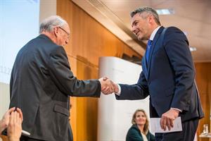 Innenminister Nehammer bedankte sich bei dem Präsident des Weissen Rings, Udo Jesionek, für sein Engagement im Interesse von Opfern und Betroffenen.