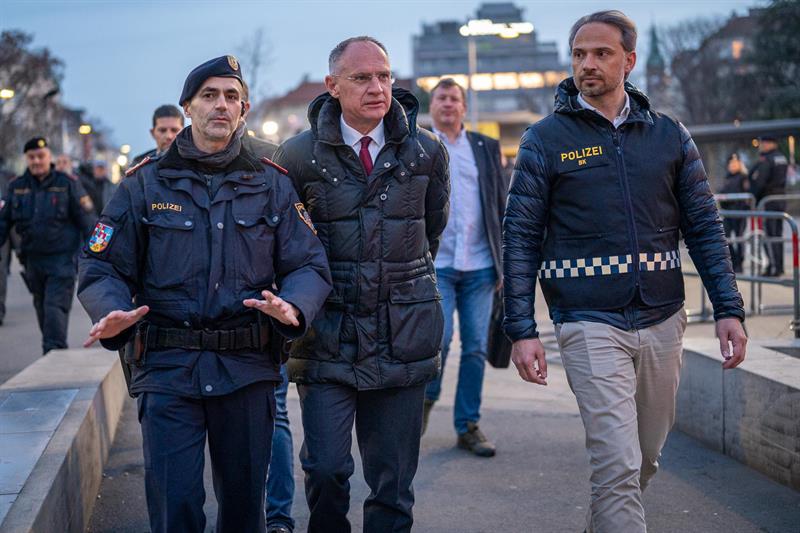 Innenminister Gerhard Karner machte sich am 18. März 2024 ein Bild von der Schwerpunktaktion der Einsatzgruppe Jugendkriminalität.