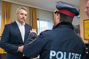 "Eine effektive Polizei muss auch über moderne und zeitgemäße Ausstattung verfügen", sagte Innenminister Karl Nehammer bei seinem Besuch der Polizeiinspektion Josefstadt in Wiener Neustadt.