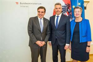 Der Vizepräsident der Europäischen Kommission, Margaritis Schinas, Innenminister Karl Nehammer, und die EU-Kommissarin für Inneres, Ylva Johansson.