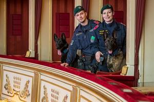 Die holländischen Schäferhunde "Kiwi" und "Jack" mit ihren Polizeihundeführern.