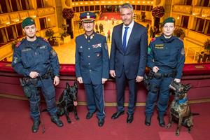 Innenminister Karl Nehammer, Stadthauptmann Josef Koppensteiner sowie "Kiwi" und "Jack" mit ihren Polizeihundeführern in der Mittelloge.