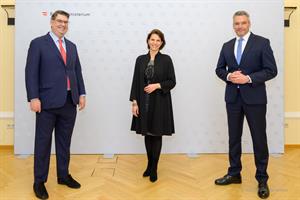 IRG-Präsident Oskar Deutsch, Kanzleramtsministerin Karoline Edtstadler und Innenminister Karl Nehammer.