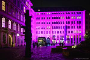 Anlässlich der #PurpleLightUp-Kampagne erstrahlt das Innenministerium am 2. und 3. Dezember 2020 in violettem Licht.