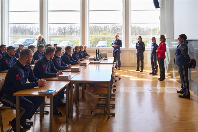 Innenminister Gerhard Karner und Verfassungsministerin Edtstadler waren zu einem Lokalaugenschein im Bildungszentrum Traiskirchen.