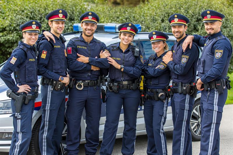 32.317 Polizeibedienstete versehen aktuell Dienst in Österreich. Mit 1. Juni 2024 werden weitere 600 junge Polizistinnen und Polizisten in die Grundausbildung aufgenommen.