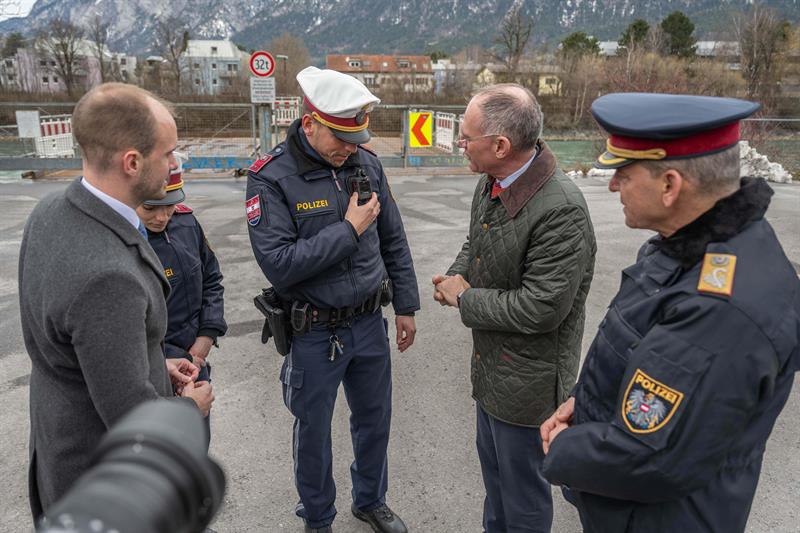Die Tiroler Polizei verfügt bereits über 20 Körperkameras, 2024 werden weitere 230 Kameras übergeben.