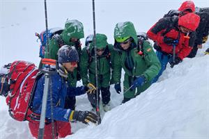Die Spanischen Kollegen der Guardia Cilil Montana bei der Schneedeckenuntersuchung