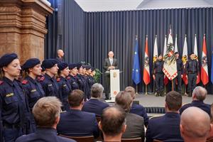 Innenminister Gerhard Karner bei der Ausmusterungsfeier in Linz.