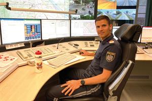 Mario Bauernfeind, Polizist und Leistungssportler, in der Verkehrsleitzentrale in Wien.