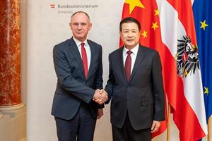 Innenminister Gerhard Karner und der chinesische Minister für Öffentliche Sicherheit Wang Xiaohong.