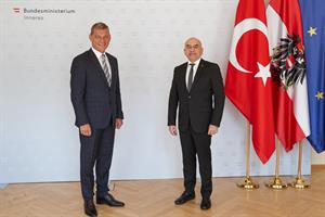 Generalsekretär Helmut Tomac und der türkische Botschafter Ozan Ceyhun im Innenministerium.