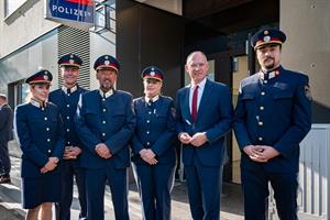 Innenminister Gerhard Karner mit Polizistinnen und Polizisten vor der neuen Polizeiinspektion.