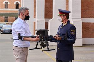 Innenminister Karl Nehammer und Landespolizeidirektor Martin Huber bei der Drohnenübergabe.