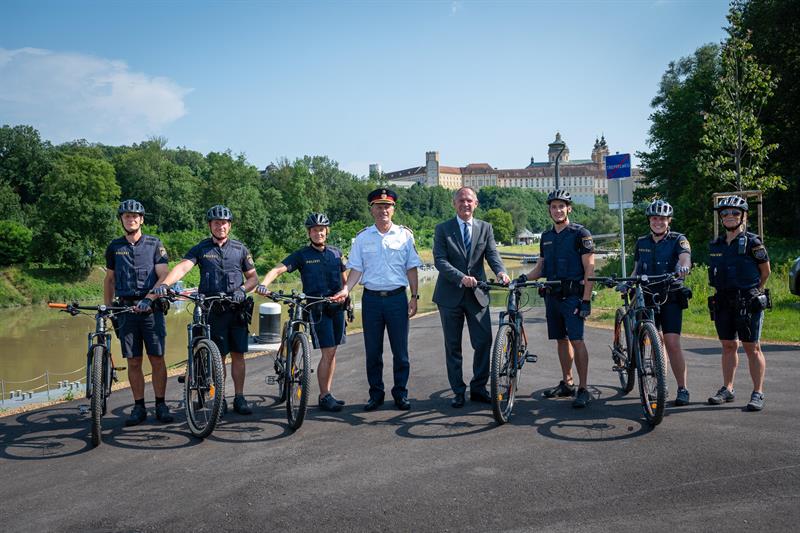 Innenminister Gerhard Karner und Landespolizeidirektor Franz Popp bei der symbolischen Übergabe der Fahrräder und E-Bikes in Niederösterreich.