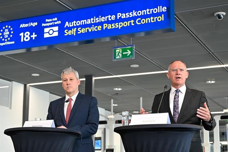 Die Innenminister Catalin Predoiu und Gerhard Karner am Flughafen Wien.