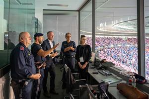 Innenminister Gerhard Karner in der Einsatzzentrale der Polizei im Wiener Ernst-Happel-Stadion.