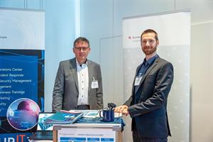 Michael Eichinger, CISO des Innenministeriums, und Mitarbeiter Stephan Aschauer am BMI-Stand beim IT Karriere Forum der Firma LSZ.