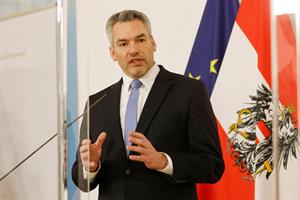 "Die Polizei unterstützt Kontrollen bei der Ausreise aus Tirol", sagte Innenminister Karl Nehammer.