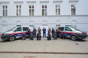 Innenminister Karl Nehammer bei der Übergabe der elf Hundewelpen an die Diensthundeeinheit der Polizei.