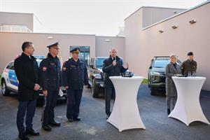 Innenminister Karner und Verteidigungsministerin Tanner gemeinsam mit Vertretern der Polizei und des Bundesheers beim Pressestatement in Eisenstadt.