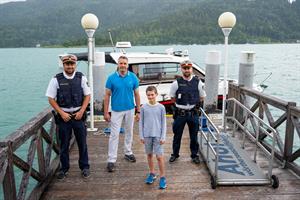 Der Innenminister und der zehnjährige Paul mit Polizisten am Wörthersee in Kärnten.