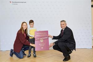 Der sechsjährige Henrik aus Wien erhielt von Innenminister Karl Nehammer den Jubiläumspass überreicht.