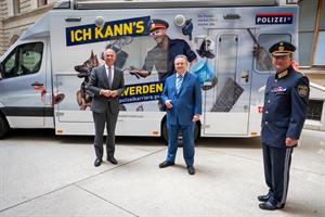 Innenminister Karner, Bürgermeister Ludwig und Polizeipräsident Pürstl vor dem Recruiting-Bus.