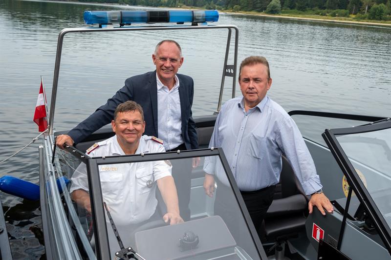 Innenminister Gerhard Karner bei der Schiffstaufe mit PI Kommandant Alfred Lugauer und Bürgermeister Franz Mold.