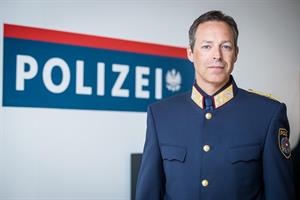 "Für die Polizei ist diese Systemumstellung ein Paradigmenwechsel der Notrufbearbeitung", sagt General Reinhard Schnakl.