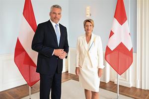 Innenminister Karl Nehammer und die Schweizer Justiz- und Polizeiministerin Karin Maria Keller-Sutter beim Treffen in Bern.