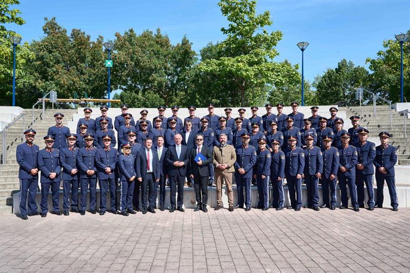 Innenminister Gerhard Karner mit den Absolventinnen und Absolventen des Bachelorstudiums "Polizeiliche Führung".