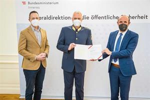 Reinhard Schnakl, Christian Stella und Franz Ruf bei der Dekretverleihung.