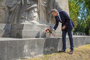 Sektionschef Mathias Vogl legt am Zentralfriedhof Blumen im Gedenken an die Opfer des Ersten Weltkriegs nieder.