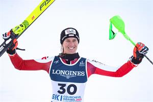 Polizeispitzensportlerin Ricarda Haaser feiert ihre Bronzemedaille bei der Ski-WM.