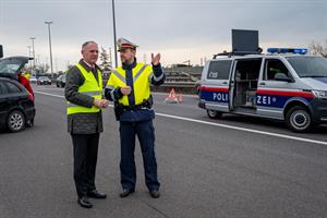 Innenminister Gerhard Karner bei der "Aktion Sicher" auf der A4-Ostautobahn.