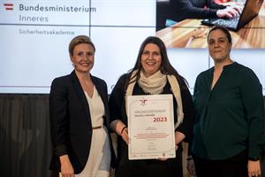 Bundesministerin Susanne Raab bei der Zertifikatsverleihung mit Marianne Hummel und Lisa Bauer vom ELC des BMI.