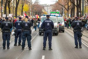 "Die Polizistinnen und Polizisten, die gestern in Wien im Einsatz standen, haben einmal mehr ihre Professionalität unter Beweis gestellt", sagte Innenminister Gerhard Karner.
